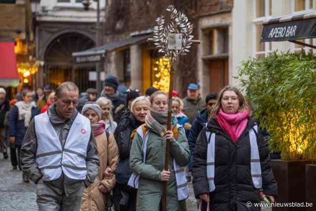 Processie langs Antwerpse kerken leidt jubeljaar in: “Hoop is als een klein meisje tussen twee grote zussen, Geloof en Liefde”