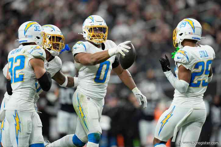 Chargers thump Raiders, set up wild-card matchup with Texans