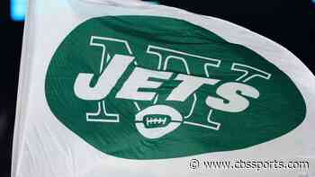 Jets accidentally bring team banner out upside down in pregame display