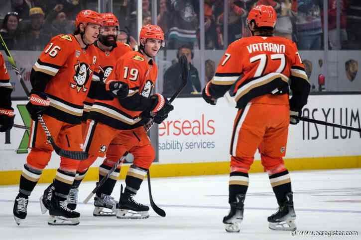 Vatrano scores twice, leads Ducks past Lightning 4-1