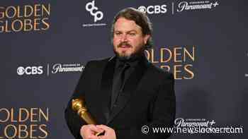 Brady Corbet herdenkt Jeff Baena tijdens Golden Globes