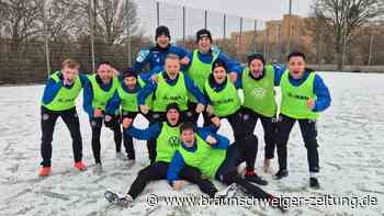 Großer Jubel beim Trainingsauftakt im Wolfsburger Schneetreiben