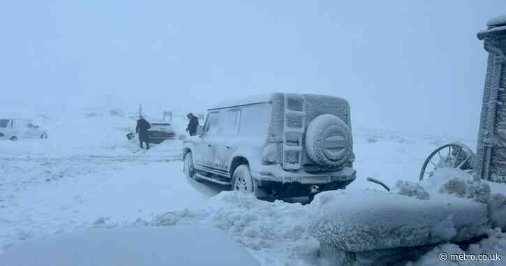 Snow traps 38 people at Britain’s highest pub