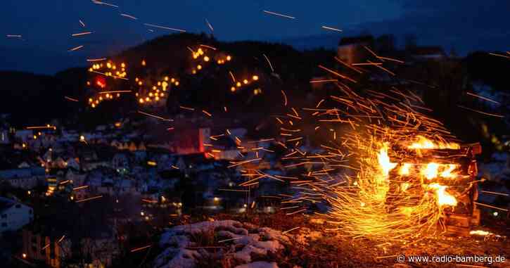 Bergfeuer erhellen die Nacht über Pottenstein