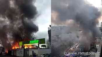 Incendio su via Collatina, bruciano resti di baracche a ridosso del supermercato