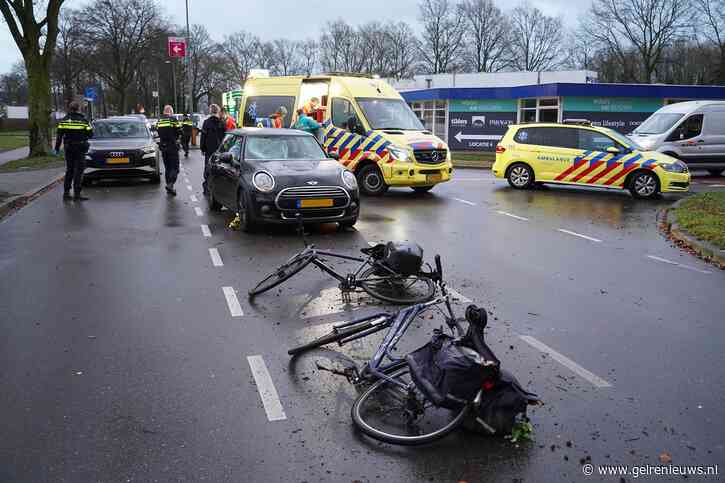 Auto botst hard tegen fietsers, traumahelikopter landt in de buurt