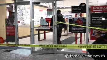 Toronto police officer injured in pursuit of robbery suspects in North York