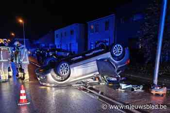 Auto slaat over de kop na botsing in Vliermaalroot