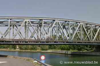 Stellingen spoorwegbrug kanaal Dessel-Kwaadmechelen instabiel door hevige wind: aannemer gestart met afbraak