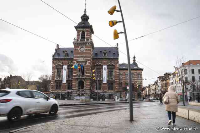 Zestigtal OCMW-medewerkers trekken gemeentehuis Anderlecht binnen en betogen pal voor bureau burgemeester