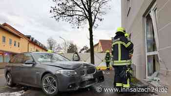 Unfall in Waldkraiburg: Autofahrer mit schweren Verletzungen in Klink gebracht