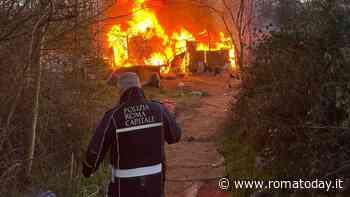 Incendio a Tor Sapienza: fiamme nella baraccopoli abusiva. Alta colonna di fumo nero a Roma est