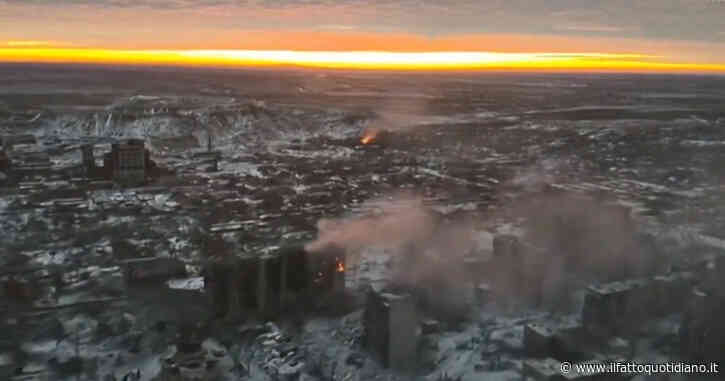 La città di Toretsk nell’Ucraina dell’est è un cumulo di macerie, il video dal drone: muri in fiamme, cenere e palazzi distrutti