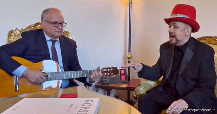 Il sindaco Gualtieri di nuovo alla chitarra, il duetto col cantautore inglese Boy George in Campidoglio – Video