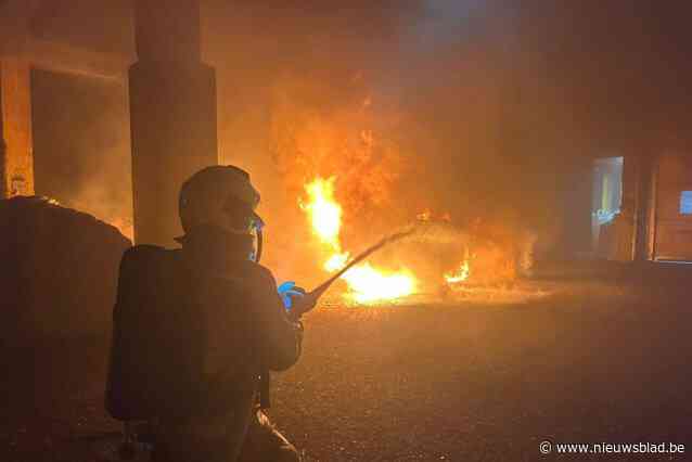 Brandweer moet brandende wiellader blussen in bedrijfsloods