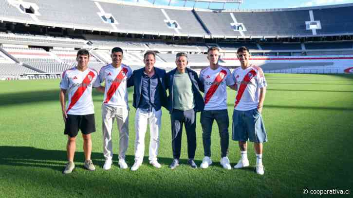 Gonzalo Tapia posó en el Monumental de Buenos Aires con los refuerzos de River Plate