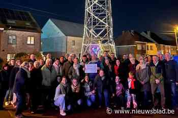 Nieuwjaarsdrink onder verlichte hoogspanningspyloon