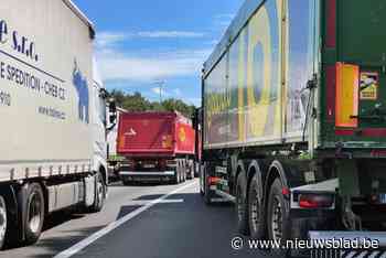 Vrachtwagen verliest lading houtpellets op E313 in Herentals-West