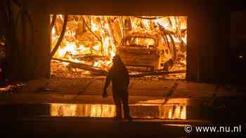 Twee doden door enorme bosbrand in Los Angeles, harde wind wakkert vuur aan