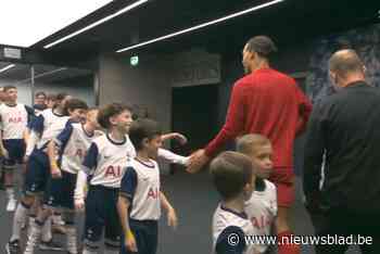 VIDEO. Tottenham-mascottes smeken Liverpool-kapitein Virgil van Dijk om transfer: “Wij hebben geen goeie verdedigers!”