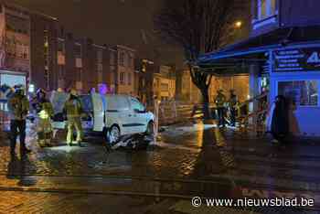 Auto rijdt bakkerij binnen in Deurne: voordeur zwaar beschadigd, bestuurder lichtgewond