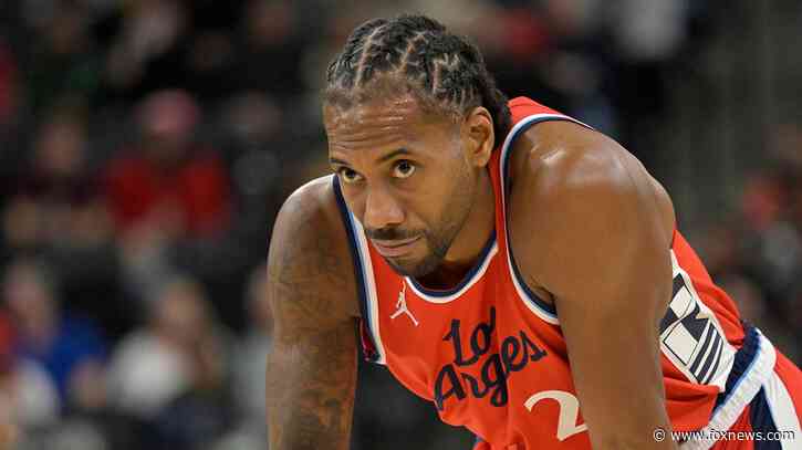 Clippers' Kawhi Leonard leaves team to help family deal with raging wildfires: report