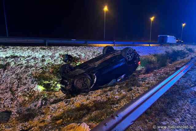 Jongen (12) overleden nadat BMW over de kop gaat op E40, ook meerdere gewonden