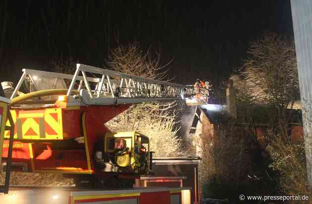 FF Bad Salzuflen: Feuer zerstört Bahngebäude / Freiwillige Feuerwehr Bad Salzuflen ist über Stunden mit 80 Kräften im Industriegebiet Holzhausen im Einsatz