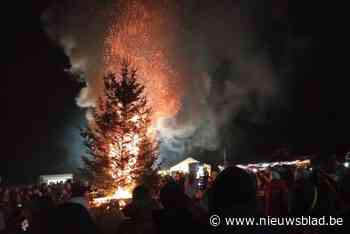 Feestcomité onderhoudt traditie van kerstboomverbranding: een grote boom gaat in de fik