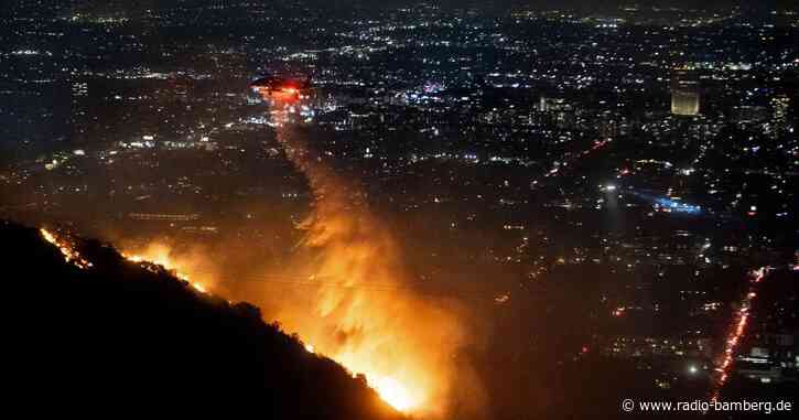 Brand in den Hollywood Hills schwächt sich ab