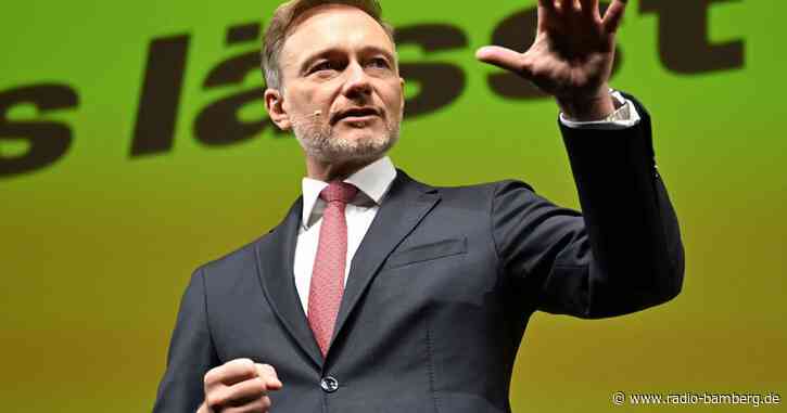 Lindner bei Wahlkampfauftritt mit Schaum beworfen