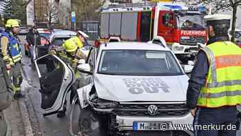 Fahrschullehrer bei Unfall auf Putzbrunner Kreuzung verletzt - Rettungshubschrauber landet