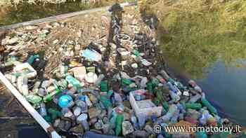 Il Tevere saluta la barriera “acchiappa rifiuti”: firmata l’ordinanza per la rimozione