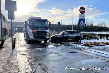 Auto botst frontaal op vrachtwagen in eenrichtingsstraat