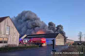 Uitslaande brand in schuur: rook van ver te zien