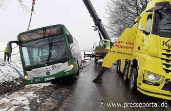 POL-HI: Linienbus kommt von schneeglatter Fahrbahn ab und wird geborgen