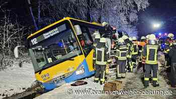 Unfall bei Vordorf: Bus rutscht in den Straßengraben