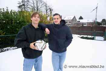 Vroeger waren ze speelkameraadjes, nu voetballen Jari en Kenneth tegen elkaar: “Elke woensdag belde ik bij hem aan”