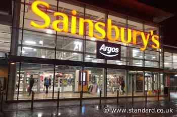 Sainsbury’s staff set for 5% pay hike after ‘biggest ever’ Christmas