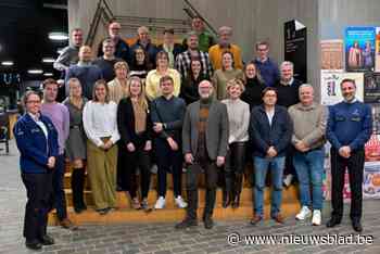 Voorzitter Dirk Bauwens en 24 andere leden nieuwe politieraad Voorkempen leggen de eed af