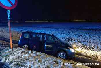 Wagen belandt in gracht na achtervolging in sneeuw, inzittenden opgepakt voor metaaldiefstal