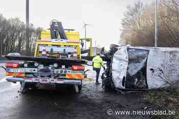 Bestelwagen belandt in berm naast E34 in Turnhout