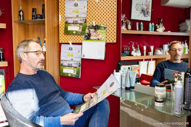 Eddy en Dirk overtuigen voetballers om uit de kleren te gaan voor kalender, opbrengst gaat naar oncologie: “Ook onze ouders verloren aan de vreselijke ziekte”