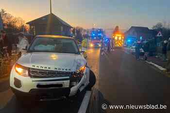 Autos botsen op kruispunt van Larumseweg met Meren