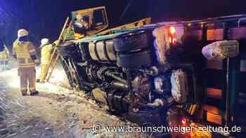 Emmerstedt: Lkw kippt bei Schneegestöber in den Graben