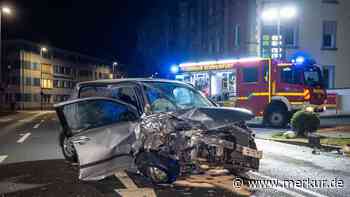 Mercedes verliert Kontrolle: Hochschwangere bei Frontalcrash schwer verletzt