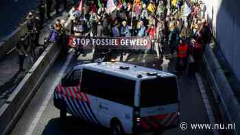 Politie grijpt met waterkanonnen in bij klimaatprotest op A12 in Den Haag