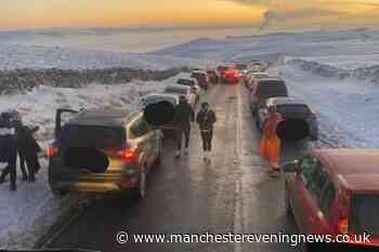 Hundreds of cars block gritters near Peak District beauty spot as drivers warned 'do not add to the problem'