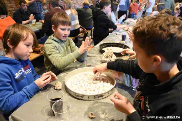 Kinderen rollen mee pauwelbroodjes in Galmaarden: “Het maakt deel uit van de folklore”