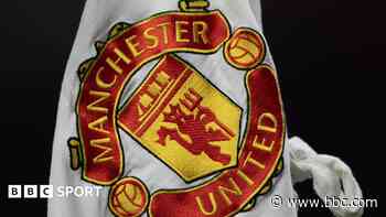 Teenage defender Leon set for Man Utd medical